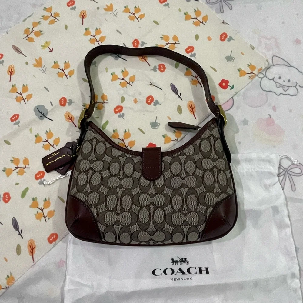 Coach dimensions l26